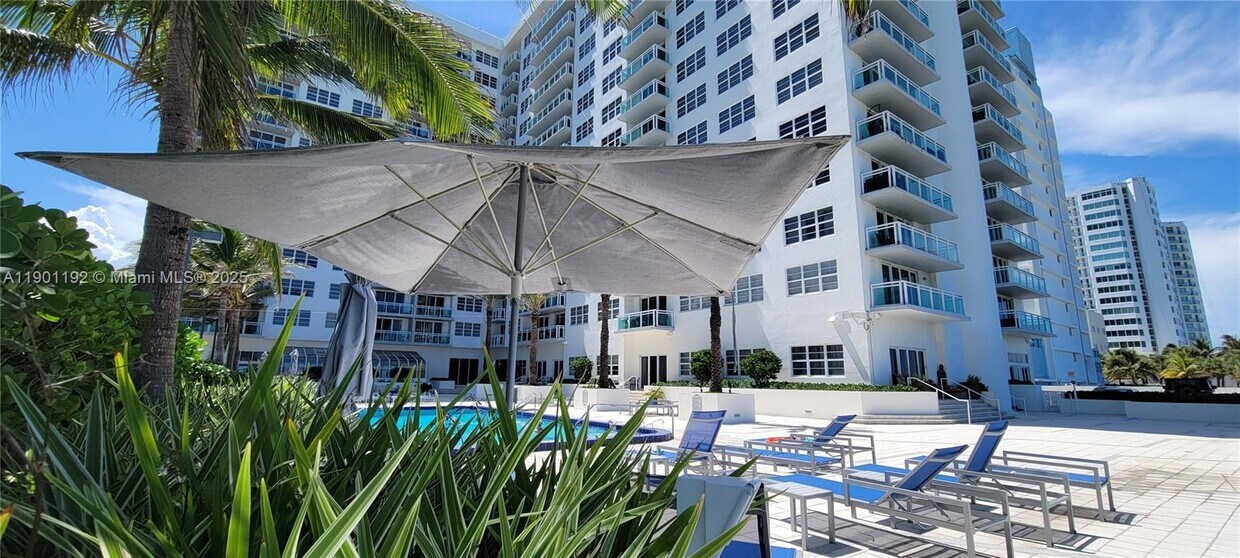 Foto principal - 6917 Collins Ave