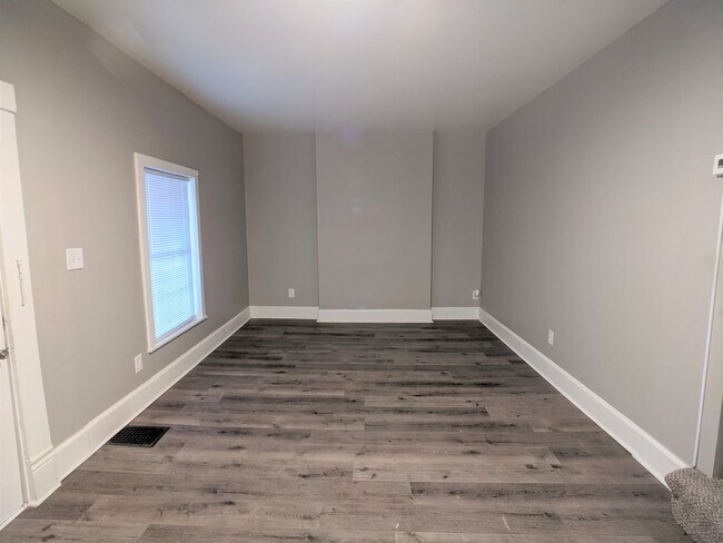 Building Photo - Spacious 3 bed 1.5 bath duplex in Indianap...