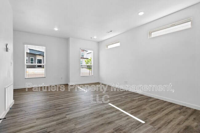 Building Photo - 881 Ventnor Ave