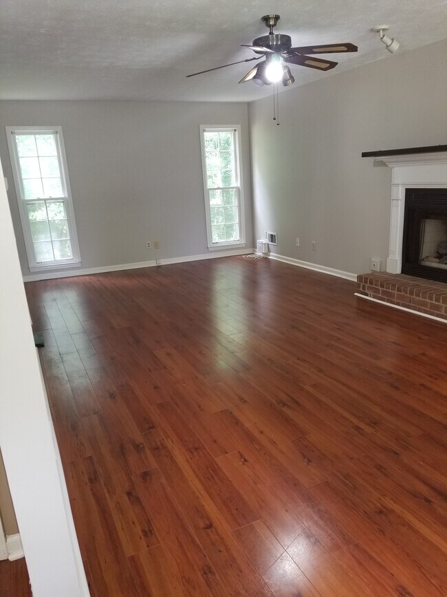 Foto del edificio - 150 Timber Valley Ln