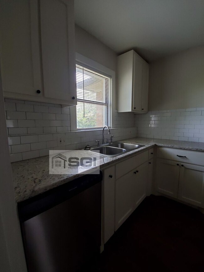 Foto del edificio - Rare 3 bedroom half of a duplex remodeled