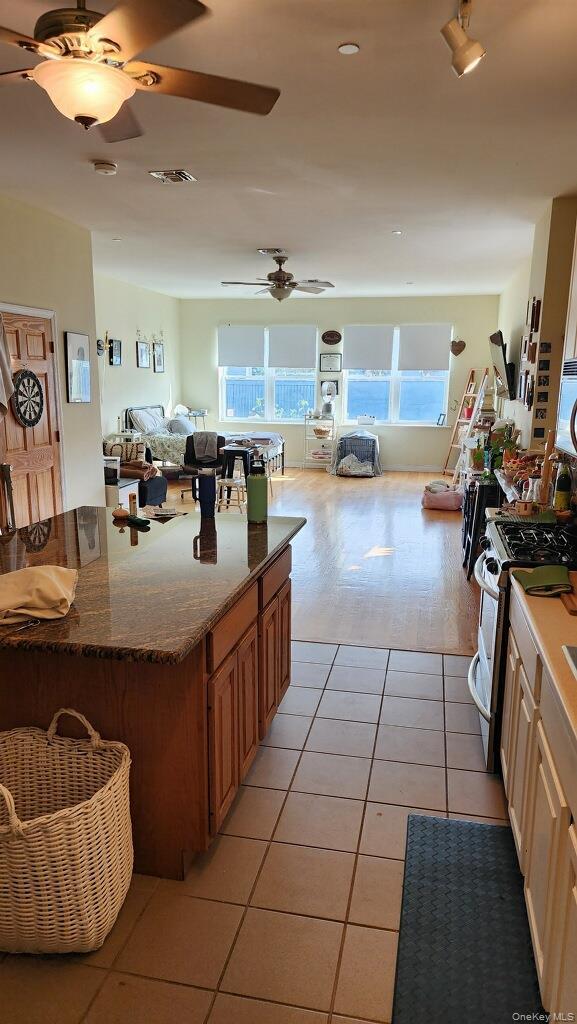 Building Photo - 292 Main St