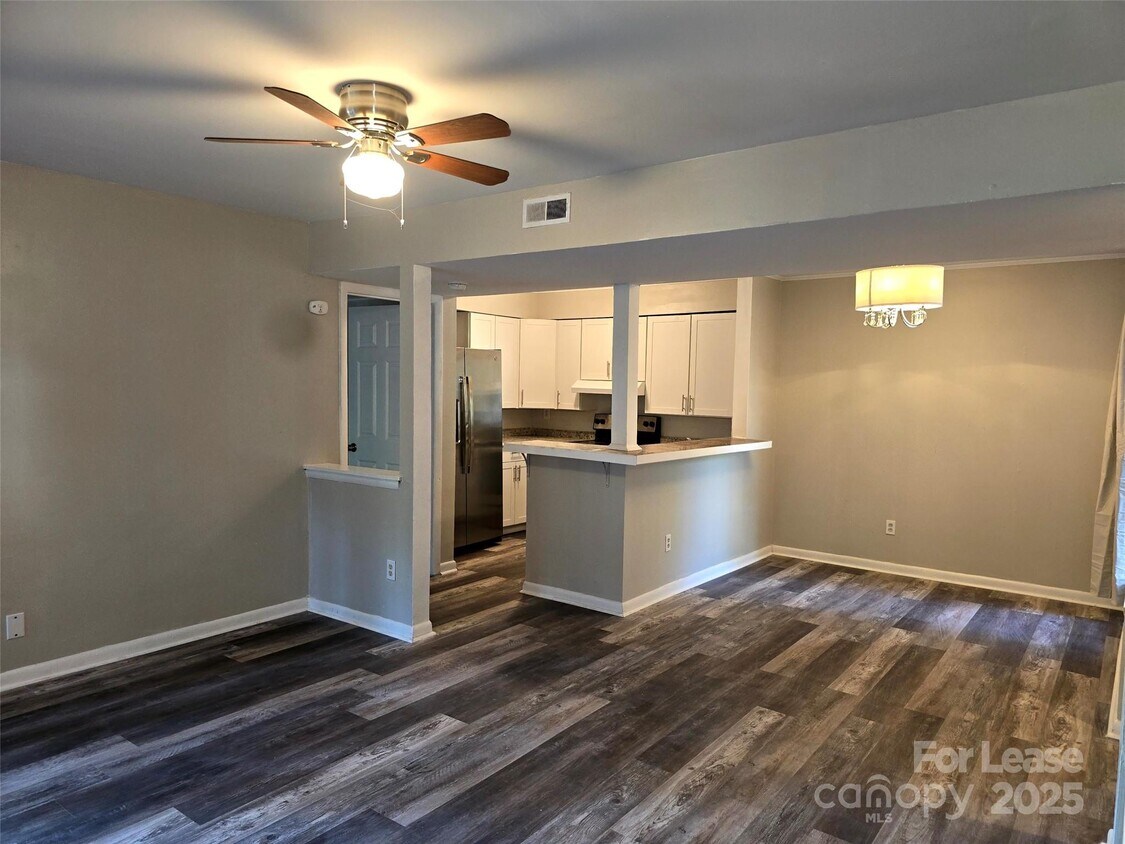 Foto principal - 4608 Sharon Chase Dr