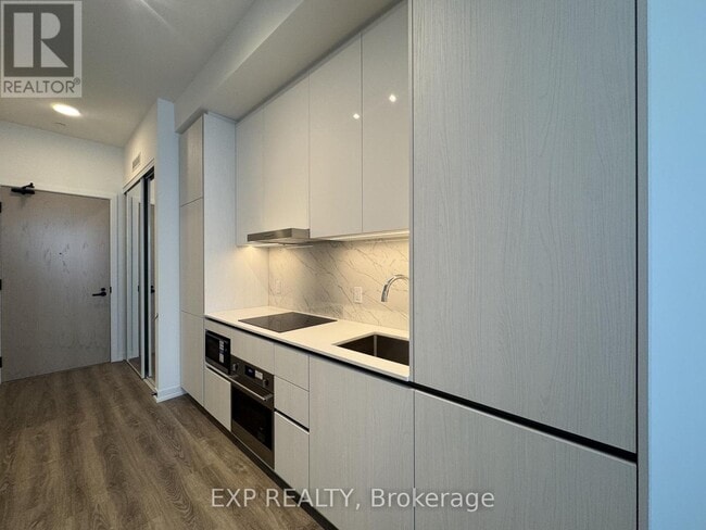 Photo du bâtiment - 8 Interchange Wy