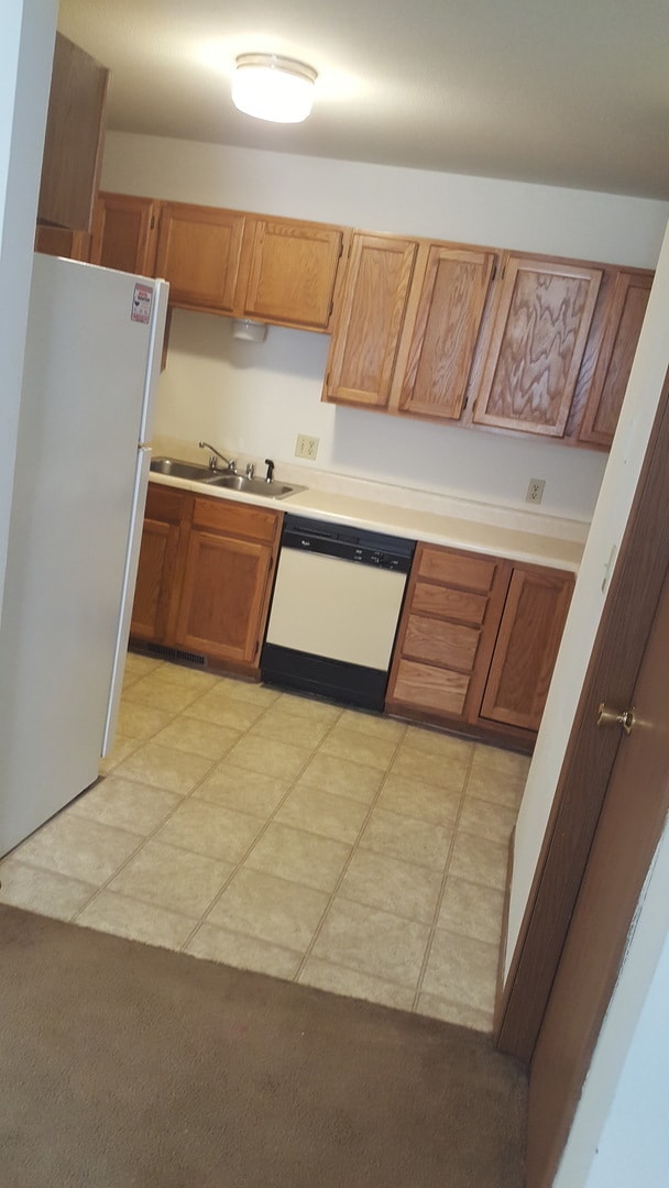 Building Photo - 2 bed 1 bath duplex w/ 1 car garage! Lawn ...