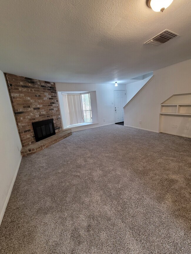 Foto del edificio - 2211 Place Rebecca Ln