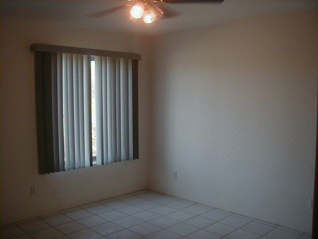 Foto del edificio - 2440 E calle Bacardi