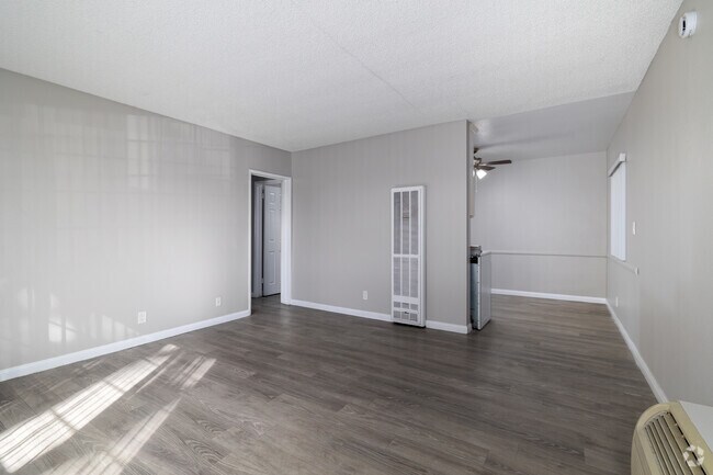 2 habitaciones, 1 baño - 800 pies cuadrados - Comedor - 1336 W Stoneridge Ct.