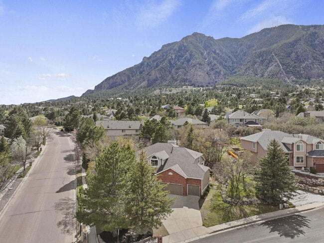 Building Photo - Spacious 6-Bedroom Broadmoor Rental with M...