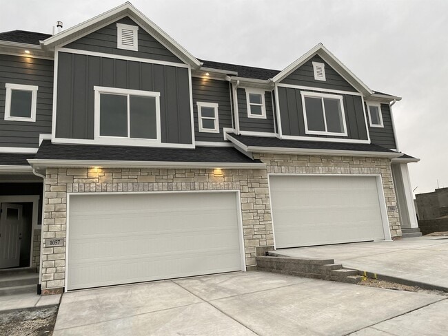 Building Photo - 1057 W Vista Ridge Dr