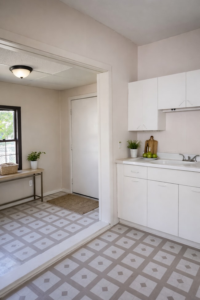 Building Photo - 2BR Canton Duplex