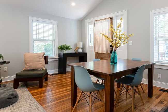 Building Photo - Beautifully Updated House in Montford - Fu...
