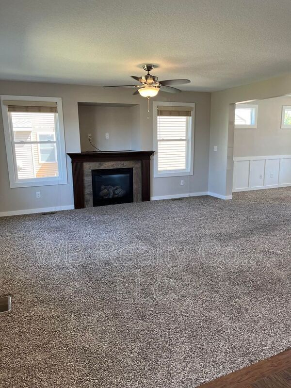 Building Photo - 635 SE Madrone Ln