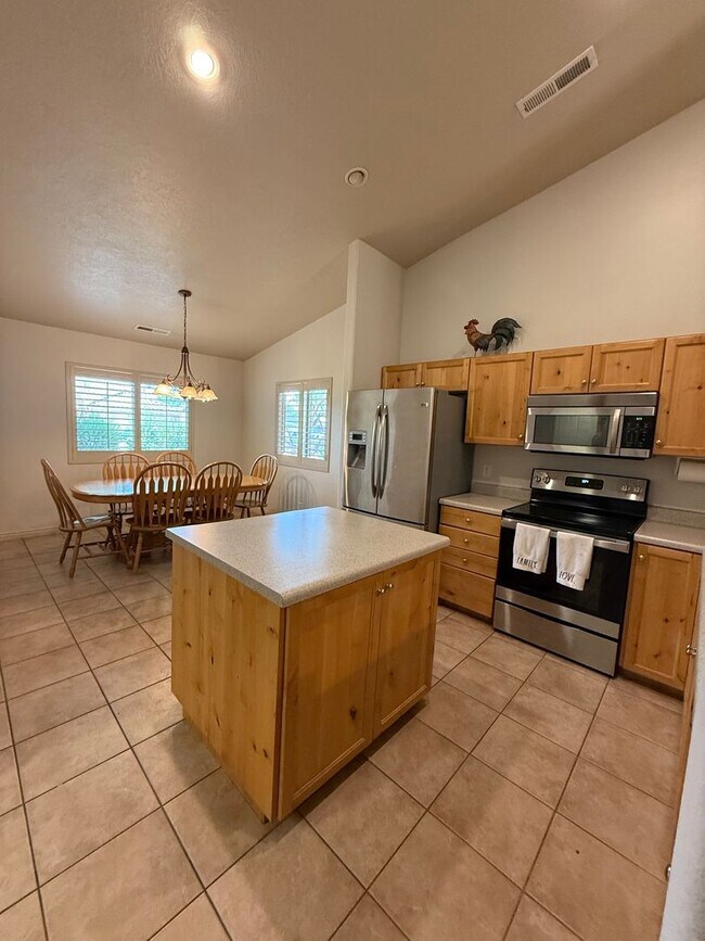Building Photo - Partially Furnished 3 Bedroom Home with Co...