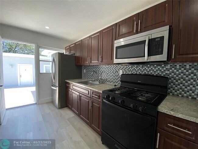 Foto del edificio - 2250 NW 103rd St