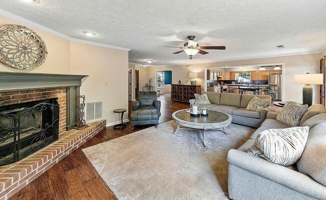 Building Photo - 4 Bedroom Home In Knoxville