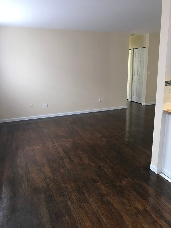 Building Photo - 6030 N Kenmore Ave