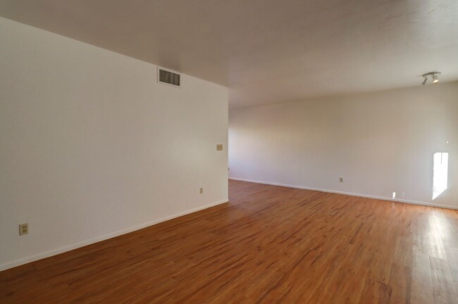 Foto del edificio - Condo for Rent!