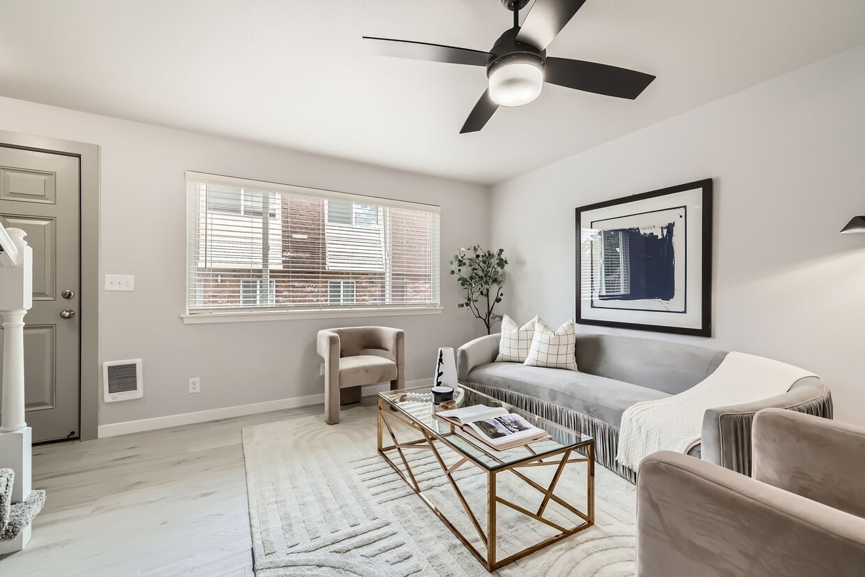 Foto principal - Stunning Renovation! HUGE 2 Bed 1.5 Townho...