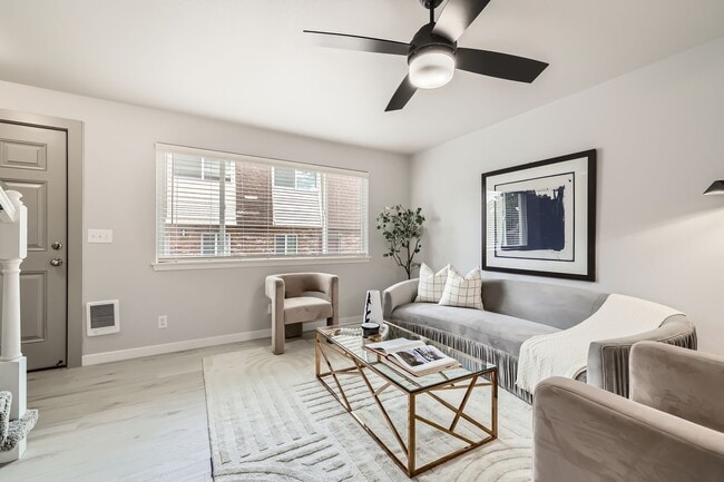 Stunning Renovation! HUGE 2 Bed 1.5 Townho... - Stunning Renovation! HUGE 2 Bed 1.5 Townho... Apartment