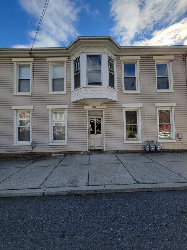 Primary Photo - 252 Lincoln Way W