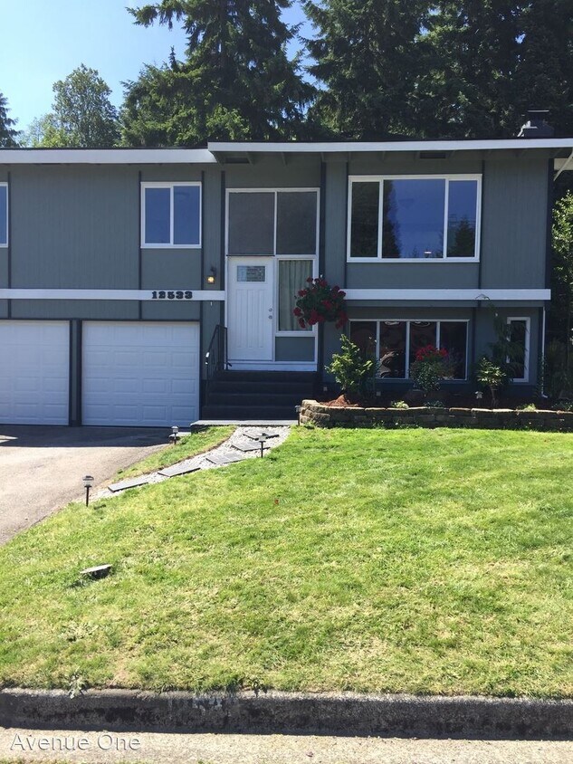 Foto principal - 3 br, 2.5 bath House - 12533 SE 75th Place