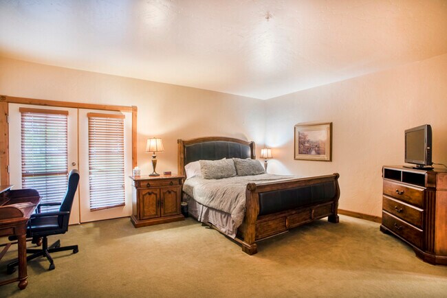 Building Photo - Villa 1058 1 Bed  2 Bath Full Kitchen