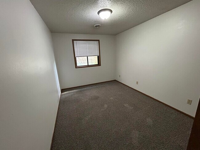 Building Photo - 418 S Van Buren St