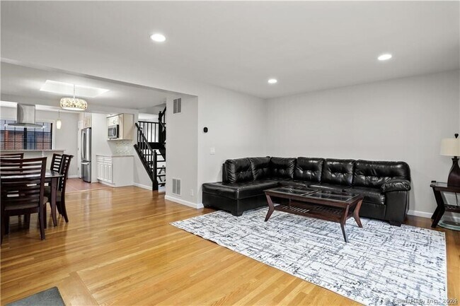 Foto del edificio - 237 Strawberry Hill Ave