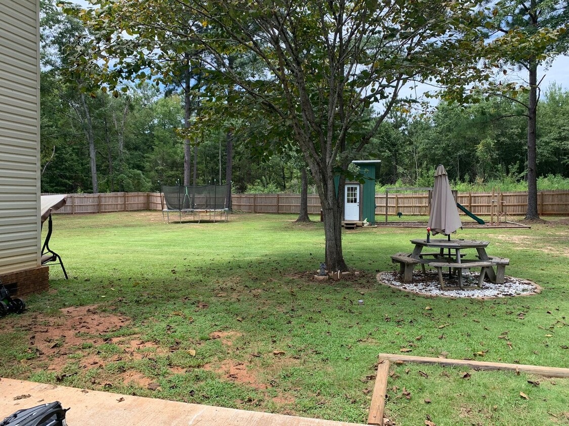 Building Photo - Cute 3 Bedroom Home on over an Acre in Ope...