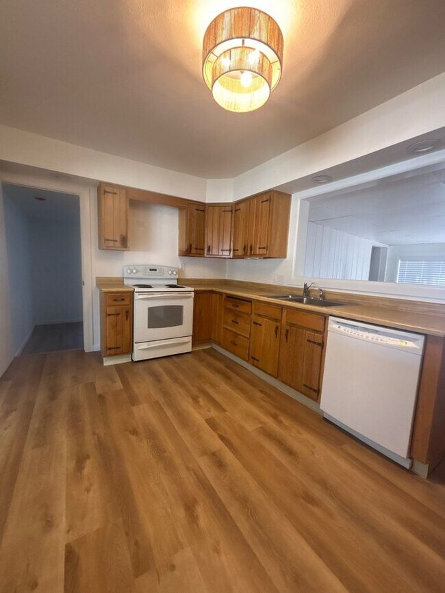 Foto del edificio - Lots of space and flexibility in a convenient Wheat Ridge Location