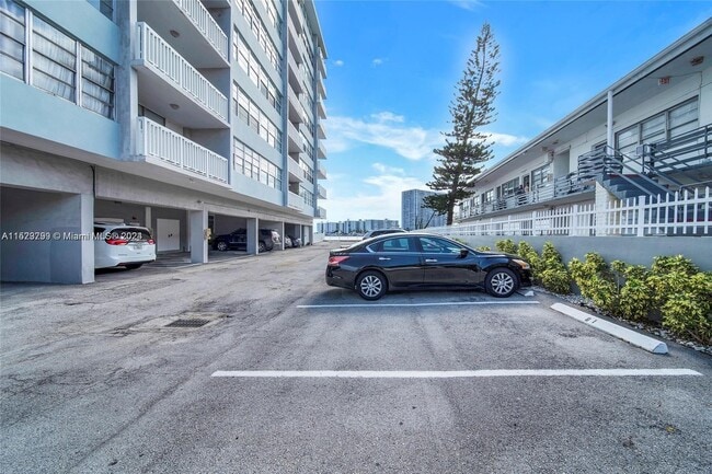 Building Photo - 2016 Bay Dr