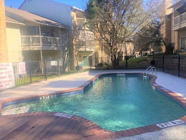 Foto del edificio - 2450 Wickersham Ln
