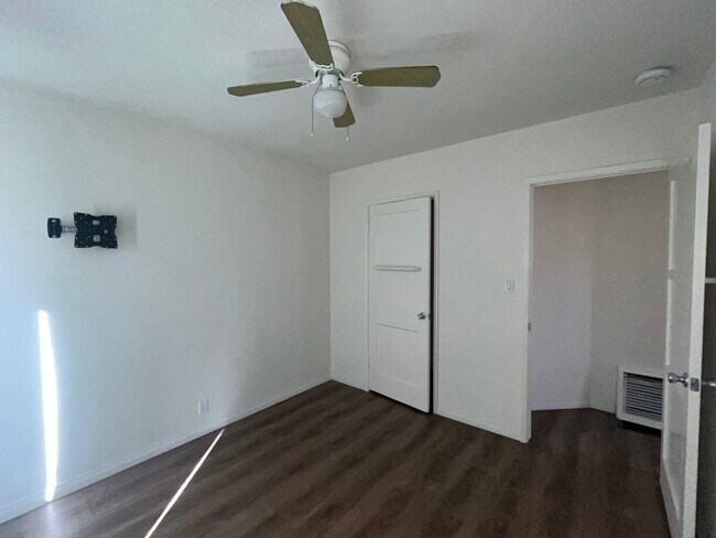 Dormitorio 2 - vestidor Abril de 2025 - 5616 Kinston Ave