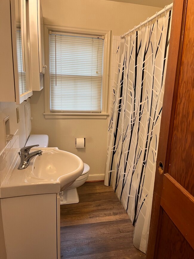 Baño - 109 E Chestnut St