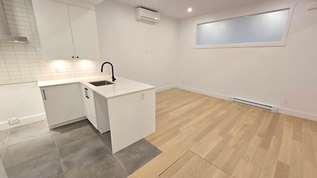 Building Photo - 2037 Rue De Chambly