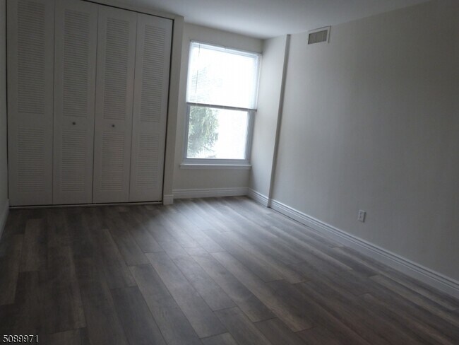 Foto del edificio - 460 River Rd