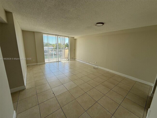 Foto del edificio - 2000 NE 135th St