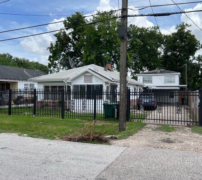 Main House - 116 Frawley St Apartments