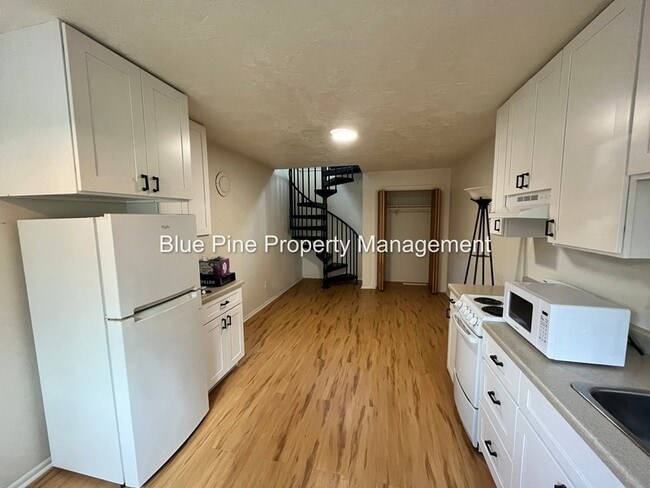 Foto del edificio - 1680 Calkins Ave