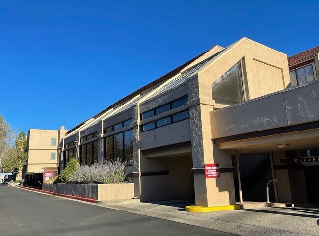Foto del edificio - 3095 Lakeside Dr