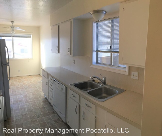 Building Photo - 1806 S Fairway Dr