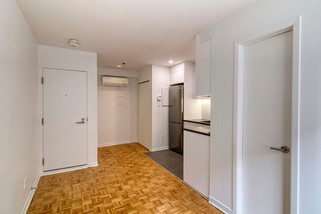Building Photo - 25 Av des Pins O