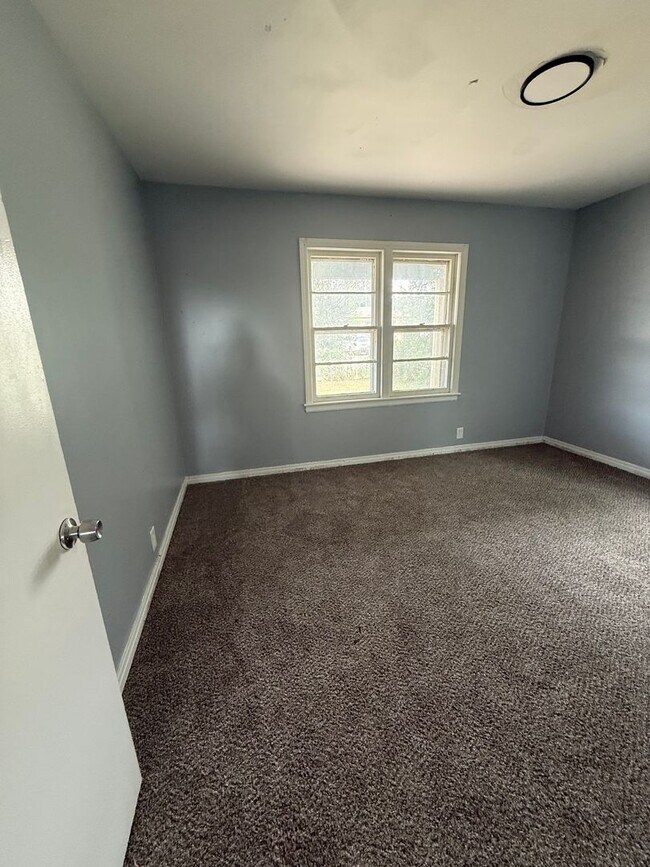 Building Photo - Darling 3 Bedroom in Nice Quiet Area