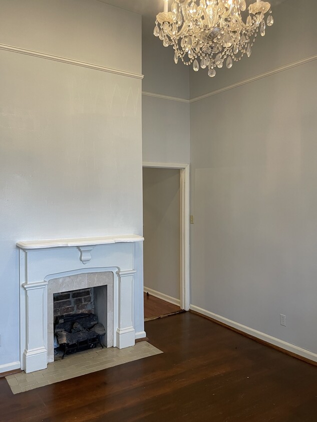 12 ft ceilings in living room - 1512 South Louisiana Street