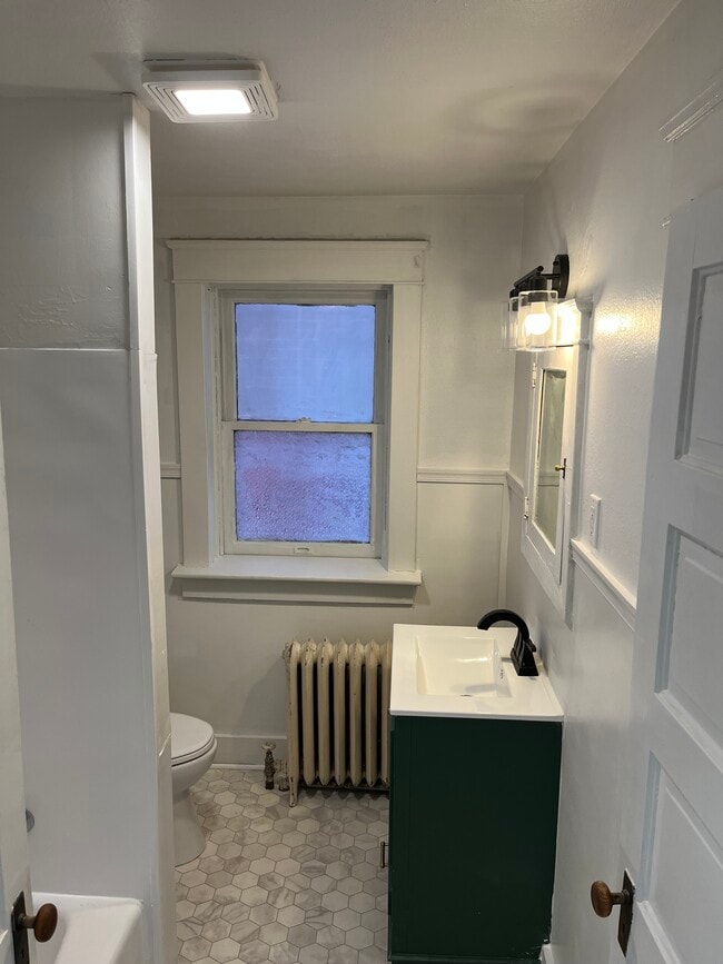 Building Photo - 831 W King St