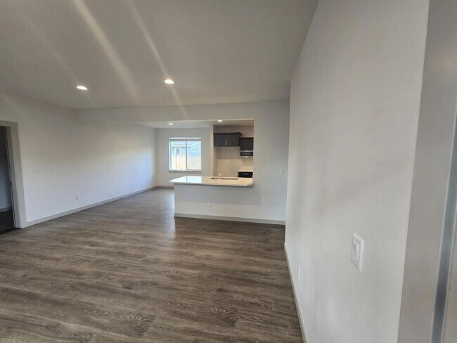 Building Photo - YECK-683