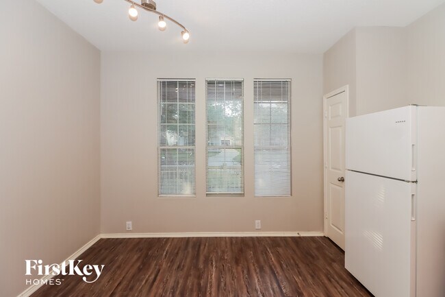 Foto del edificio - 6210 Scotchwood Dr