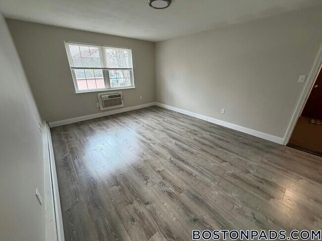 Building Photo - 71 Bernier St