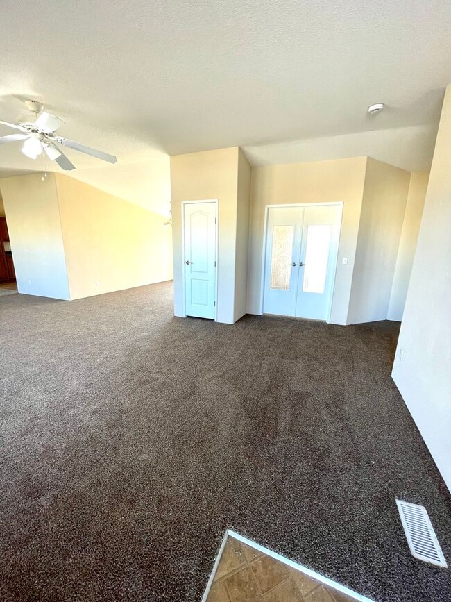 Building Photo - 3 Bedroom 2 Bathroom Home Close To The Nat...